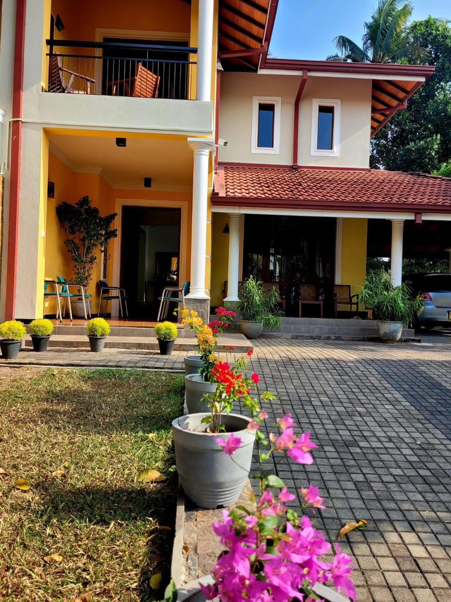 Bigcity Villa - Airport Transit Hotel คาตุนายากา ภายนอก รูปภาพ