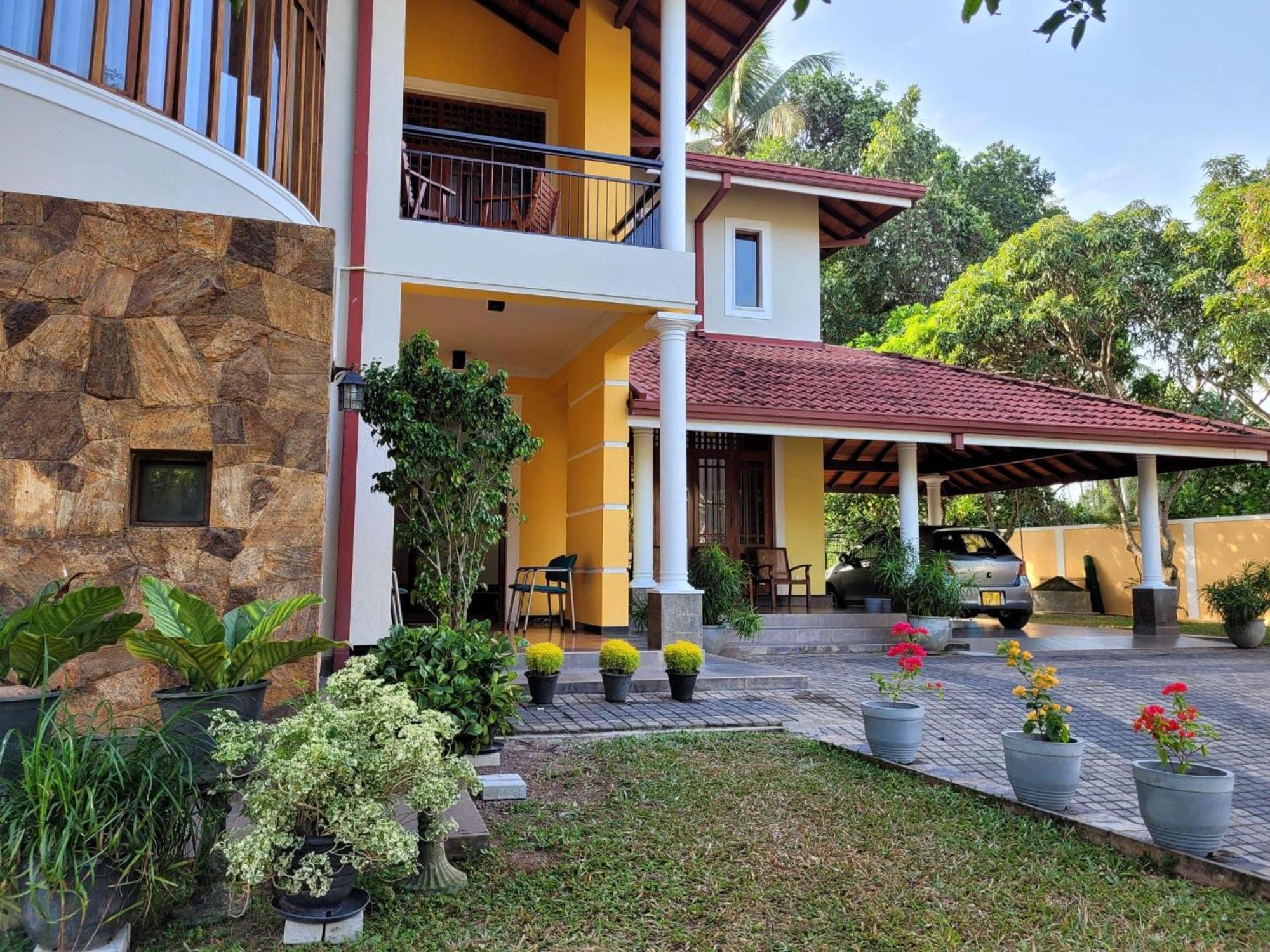 Bigcity Villa - Airport Transit Hotel คาตุนายากา ภายนอก รูปภาพ
