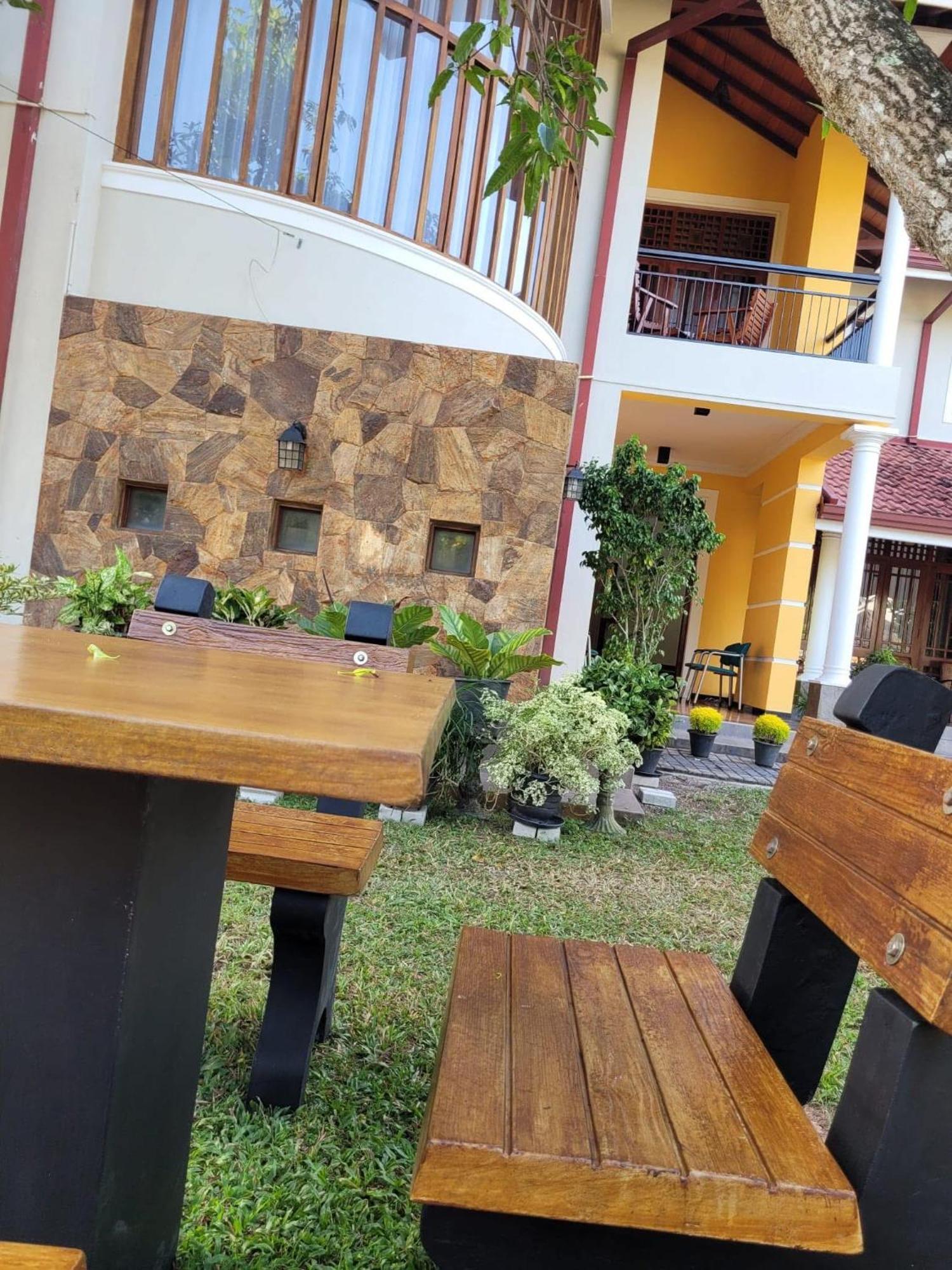Bigcity Villa - Airport Transit Hotel คาตุนายากา ภายนอก รูปภาพ