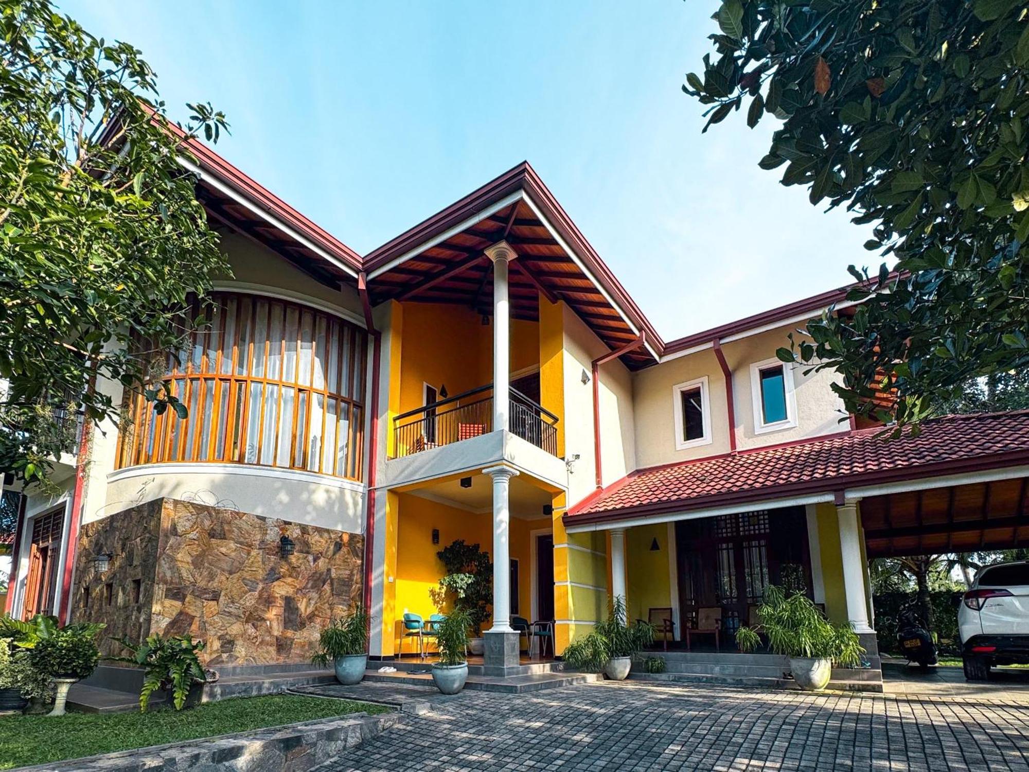 Bigcity Villa - Airport Transit Hotel คาตุนายากา ภายนอก รูปภาพ