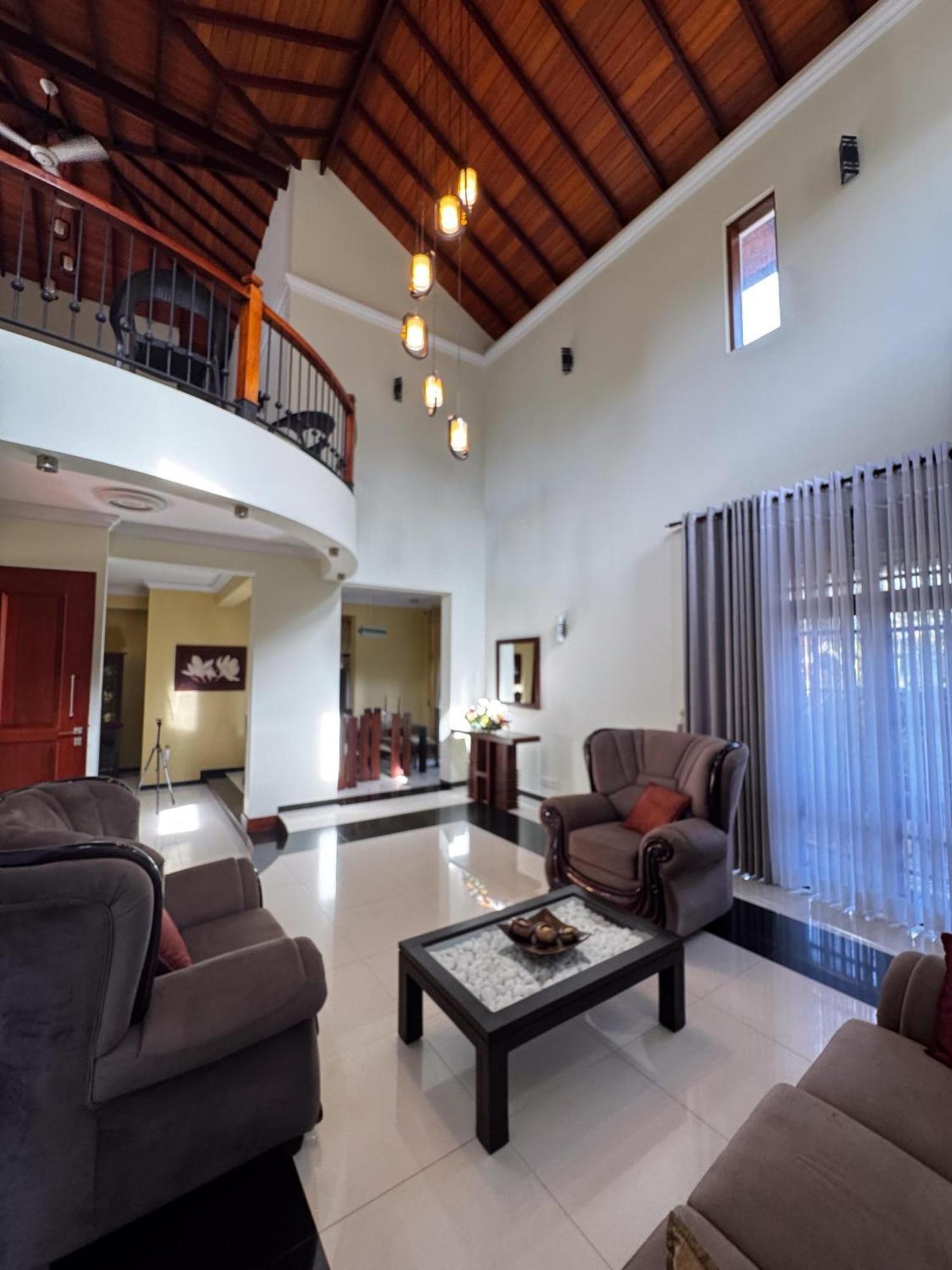 Bigcity Villa - Airport Transit Hotel คาตุนายากา ภายนอก รูปภาพ